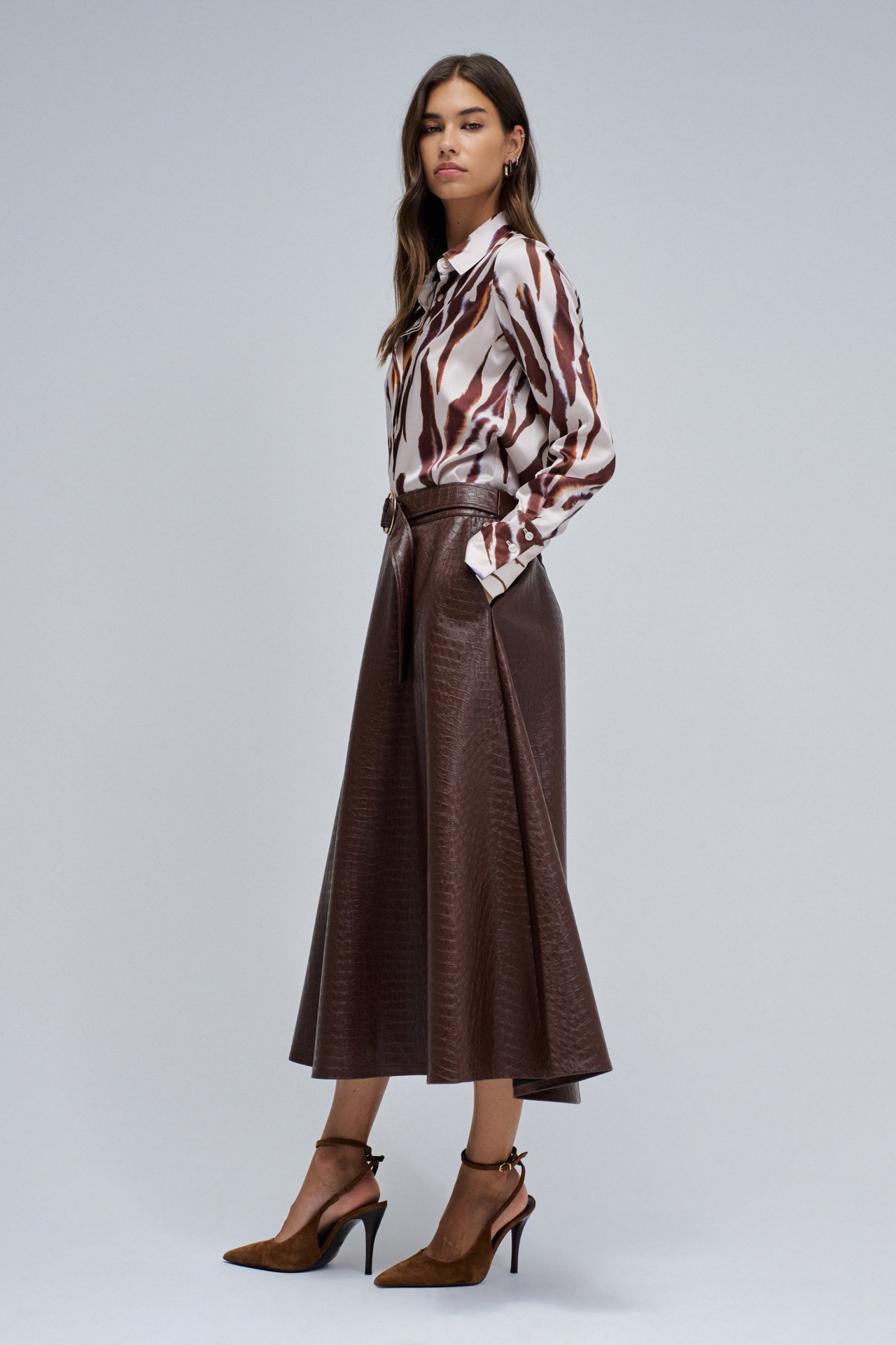 FALDA MIDI EFECTO PIEL CON CINTURN