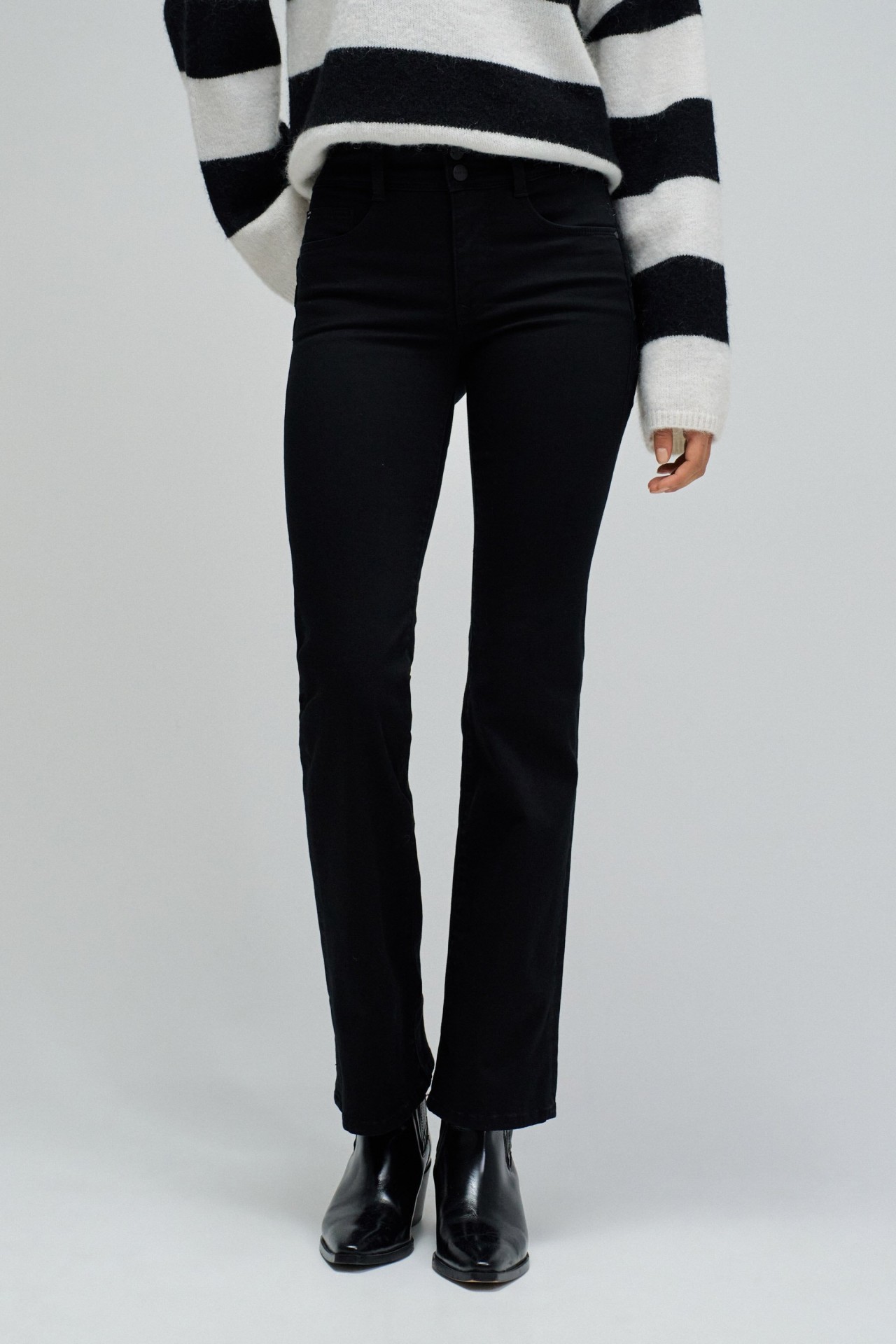 SECRET PUSH IN BOOTCUT JEANS