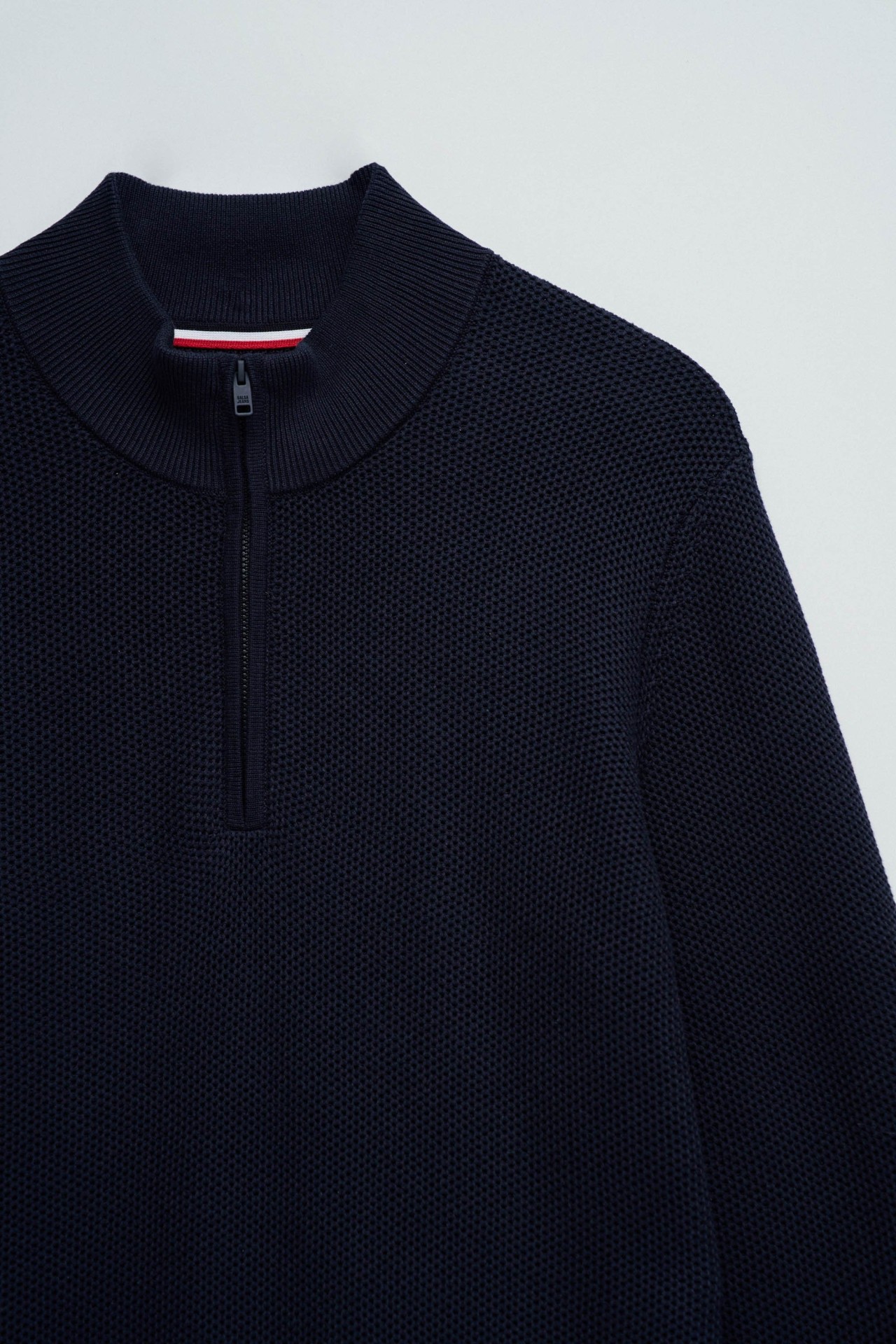 PULL À MAILLE AVEC DEMI-FERMETURE