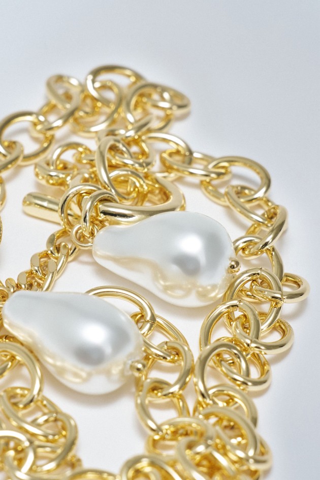 COLAR CURTO COM PÉROLAS BARROCAS