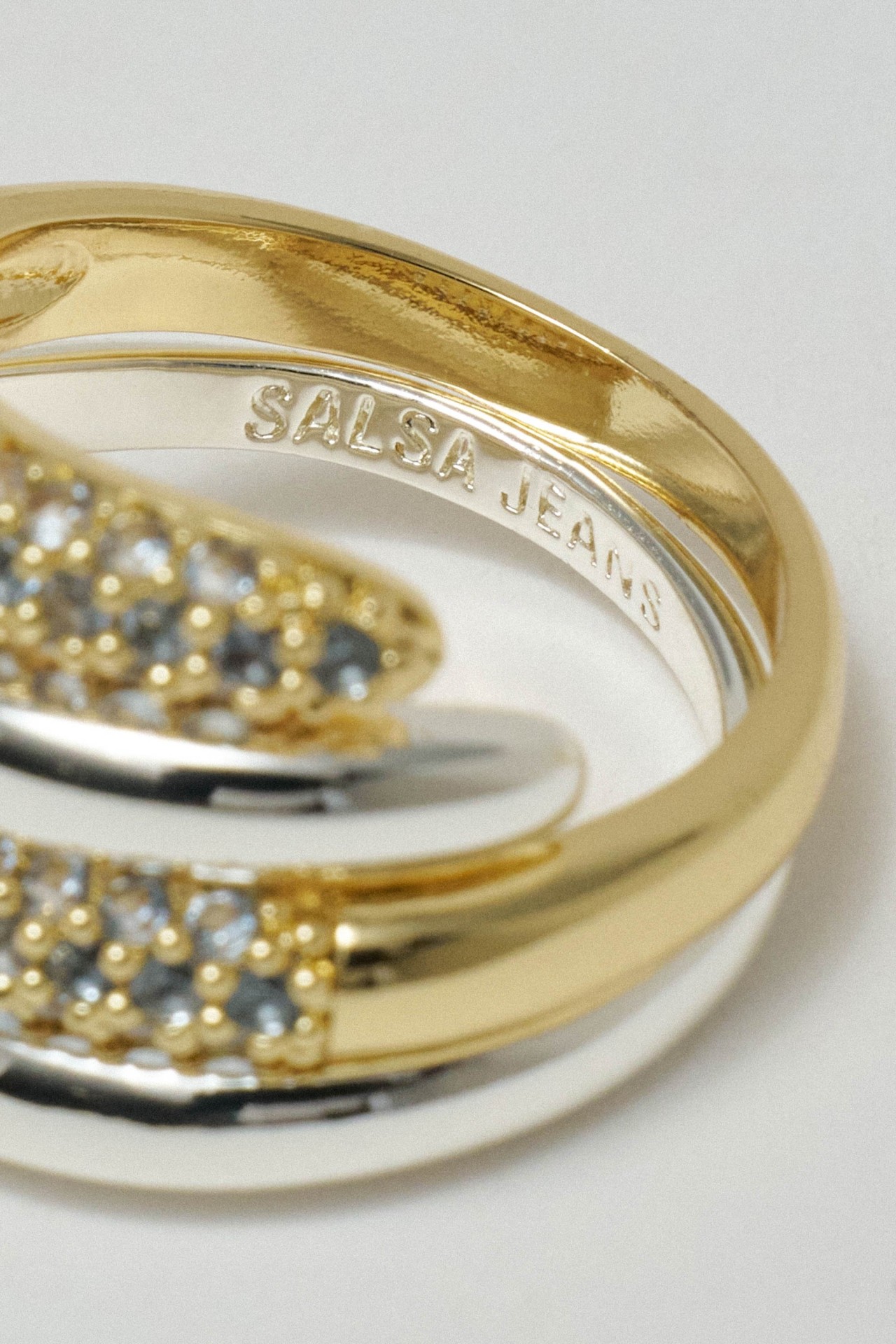 RING MIT MEHRFACHEN KREUZUNGSEFFEKT