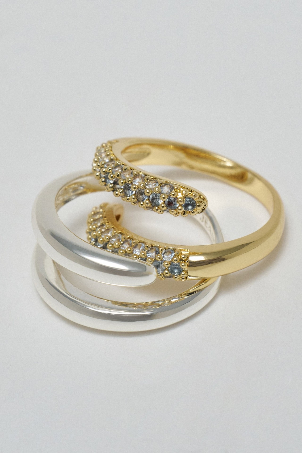 RING MIT MEHRFACHEN KREUZUNGSEFFEKT