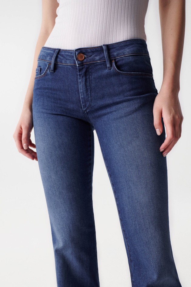 JEANS WONDER PUSH UP FLARE EN DENIM FONCÉ