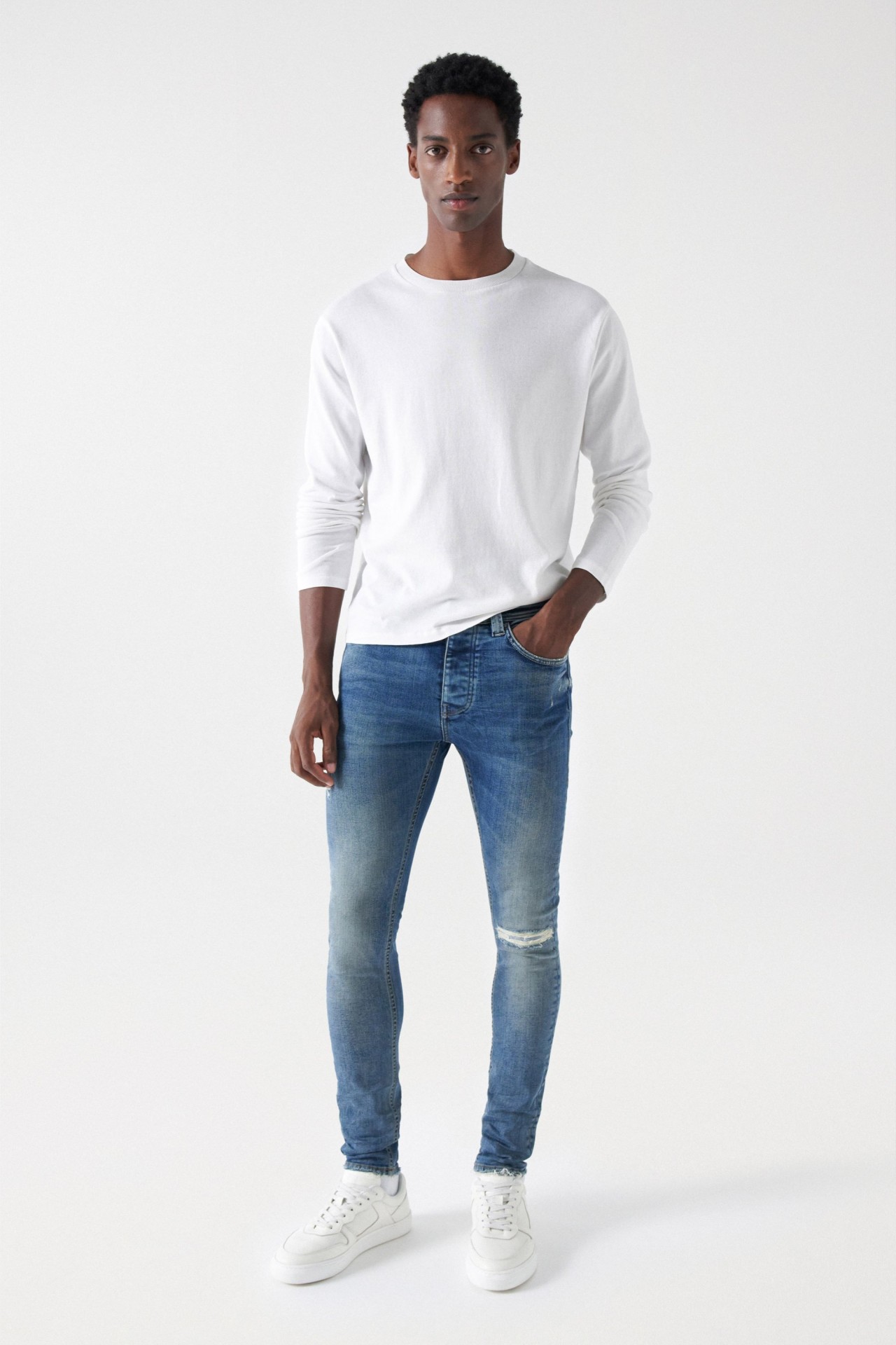 SKINNY JEANS WITH RIPS AND ZIP DETAIL