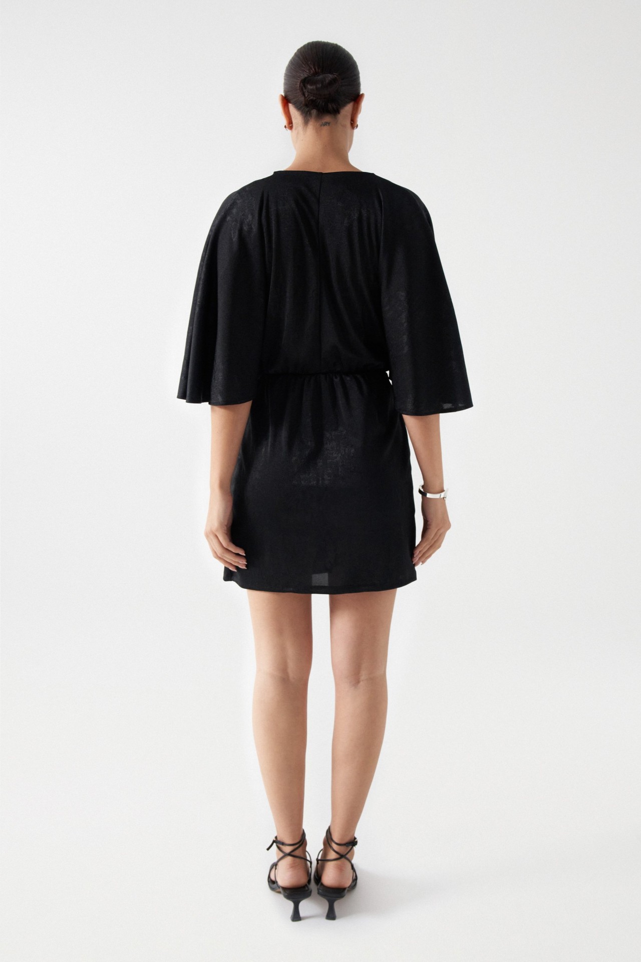 KURZES KLEID MIT BLUMENDETAIL