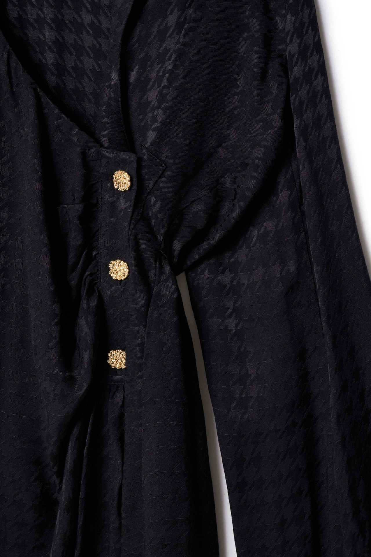 SATIN-KLEID MIT MUSTER