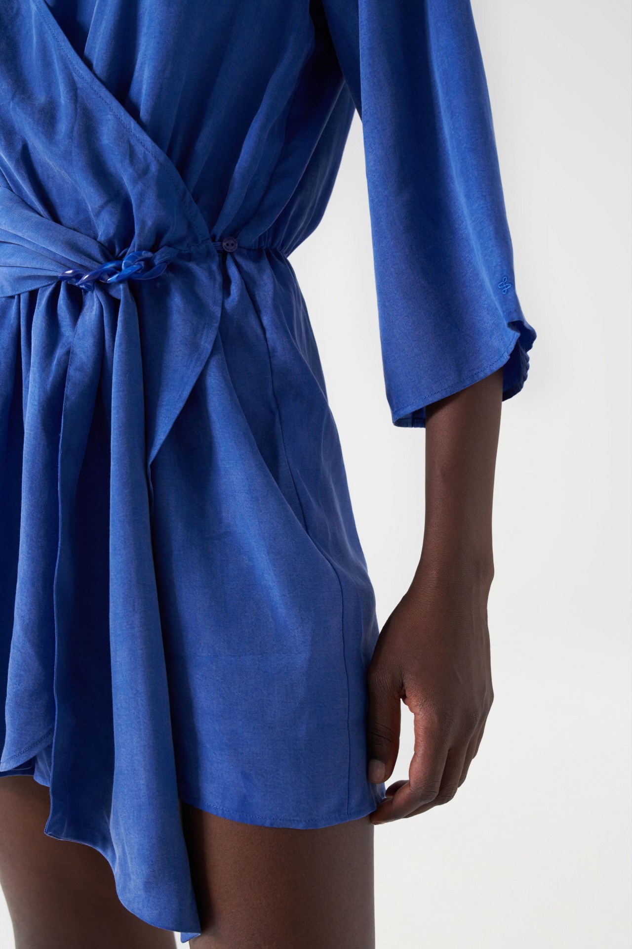 MONO CORTO CON ESCOTE CRUZADO