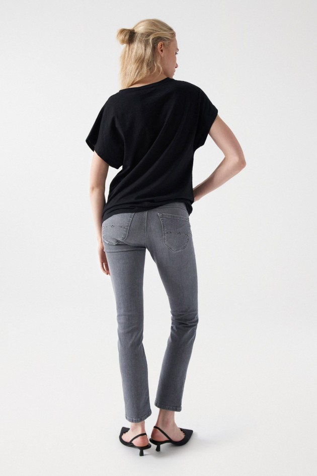 T-SHIRT MIT STICKEREI