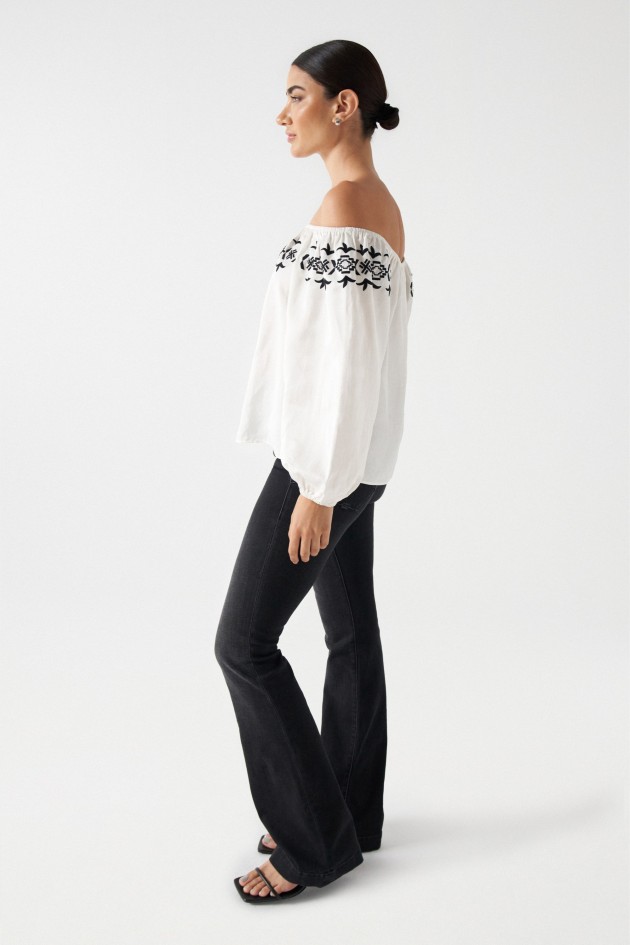 BLUSA COM LINHO E DETALHE DE BORDADO