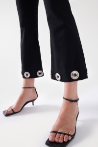 VAQUEROS DIVA CON OJALES BRILLANTES EN EL BAJO VAQUEROS DIVA CON OJALES BRILLANTES EN EL BAJO