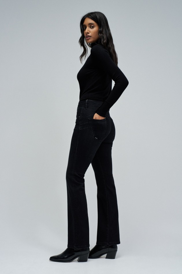 SECRET PUSH IN BOOTCUT JEANS