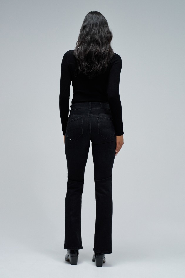 SECRET PUSH IN BOOTCUT JEANS