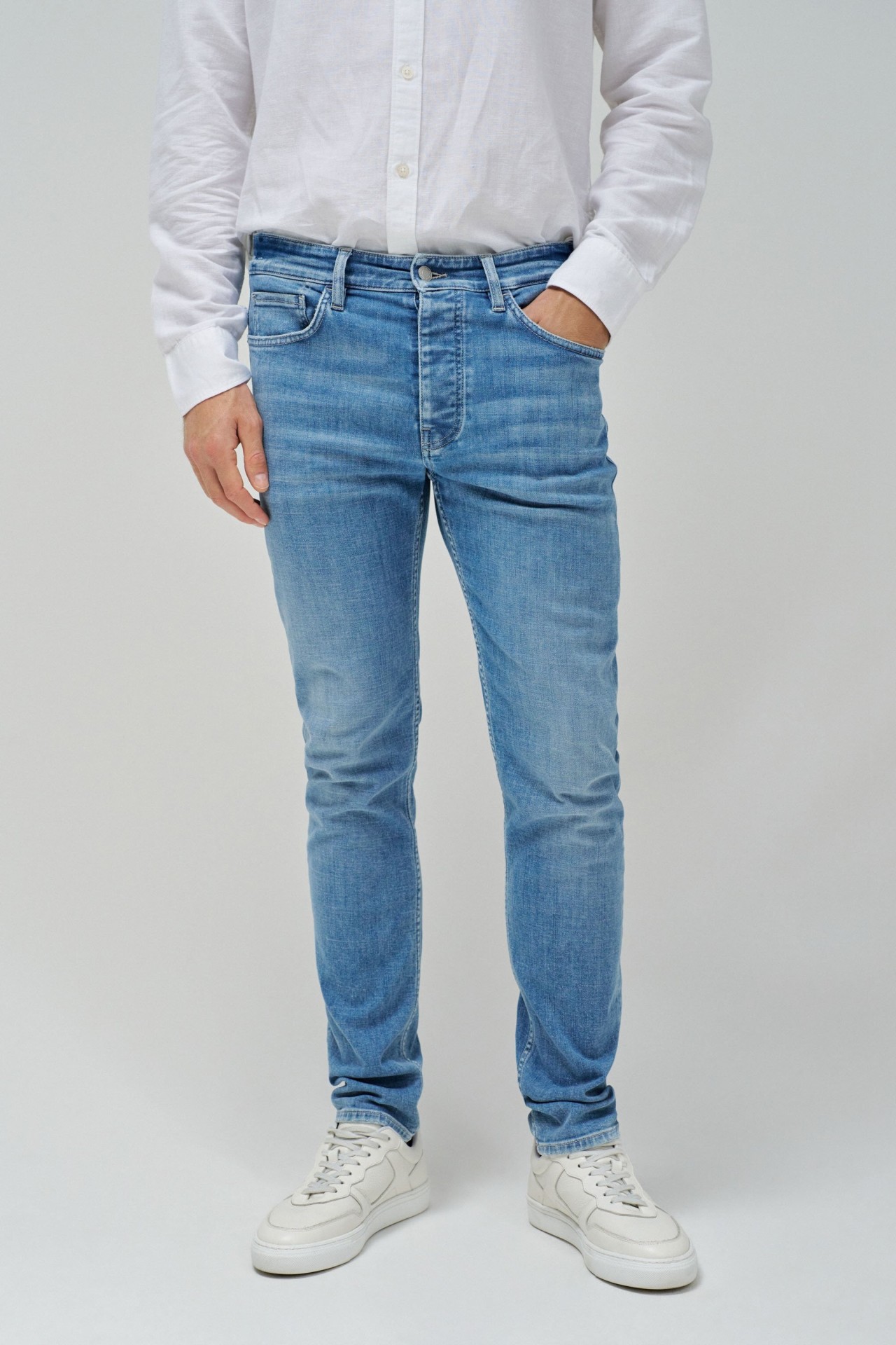 SLIM FIT JEANS