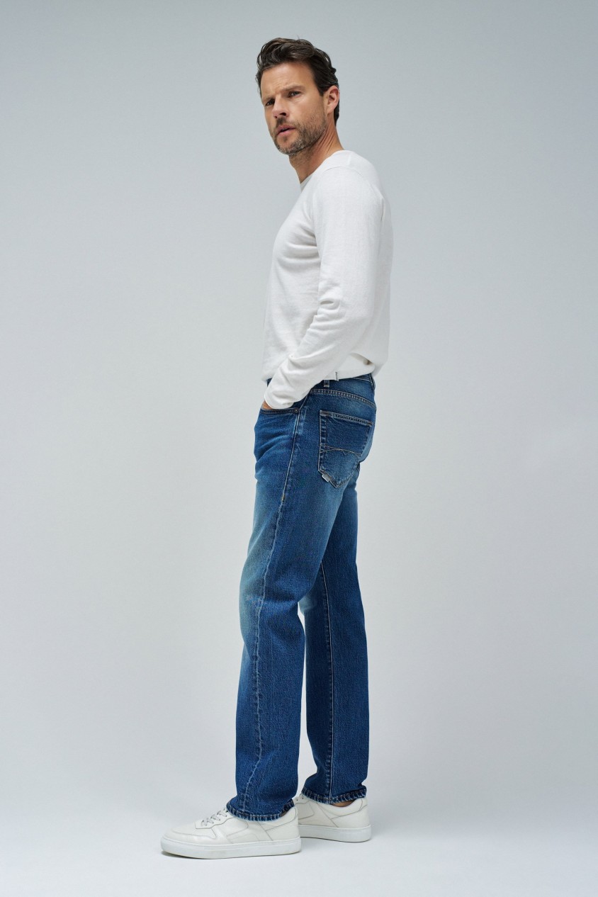 STRAIGHT FIT JEANS