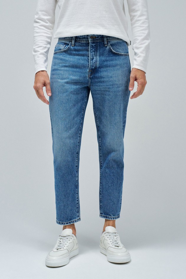 TAPERED FIT JEANS