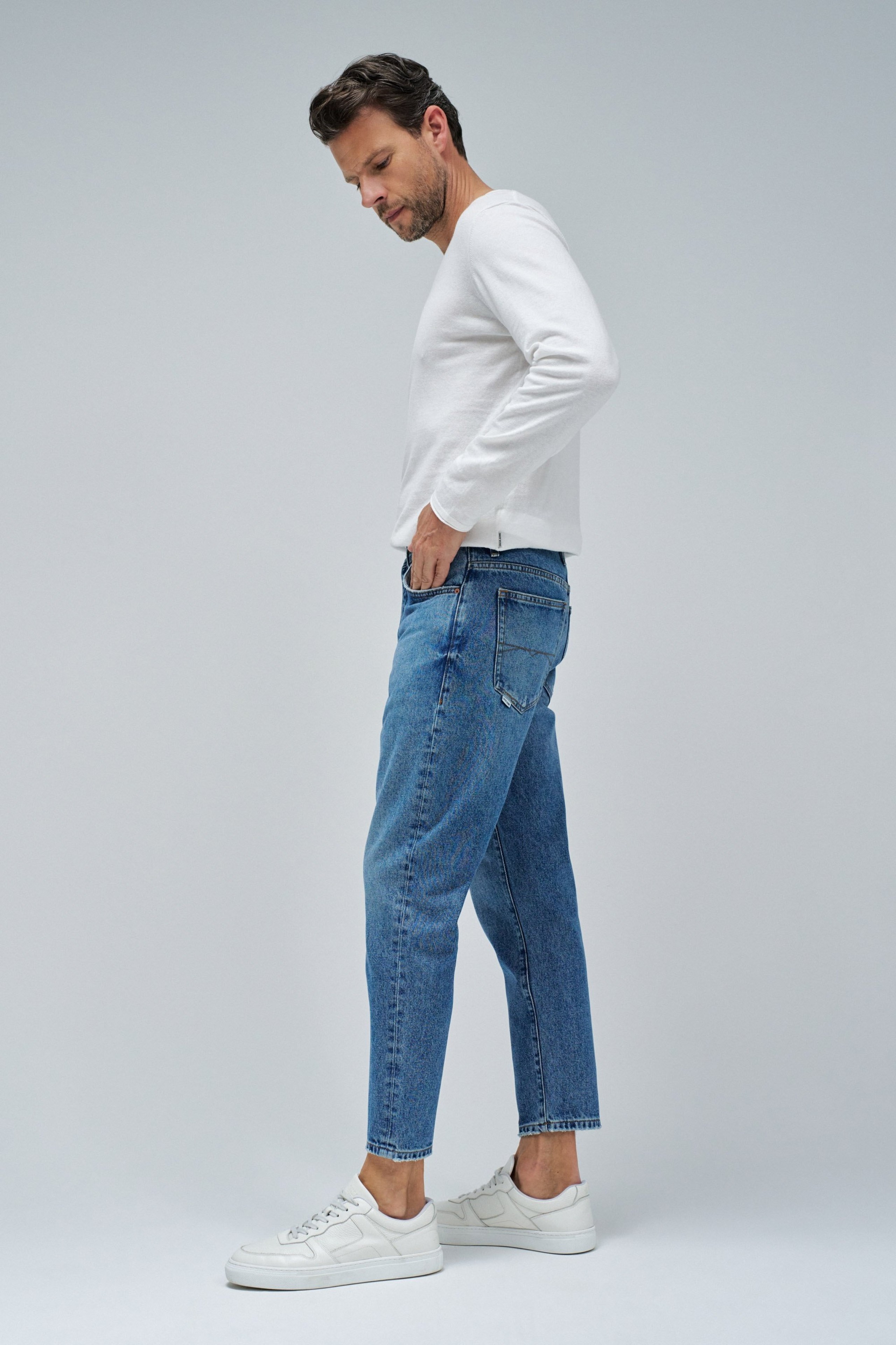 TAPERED FIT JEANS