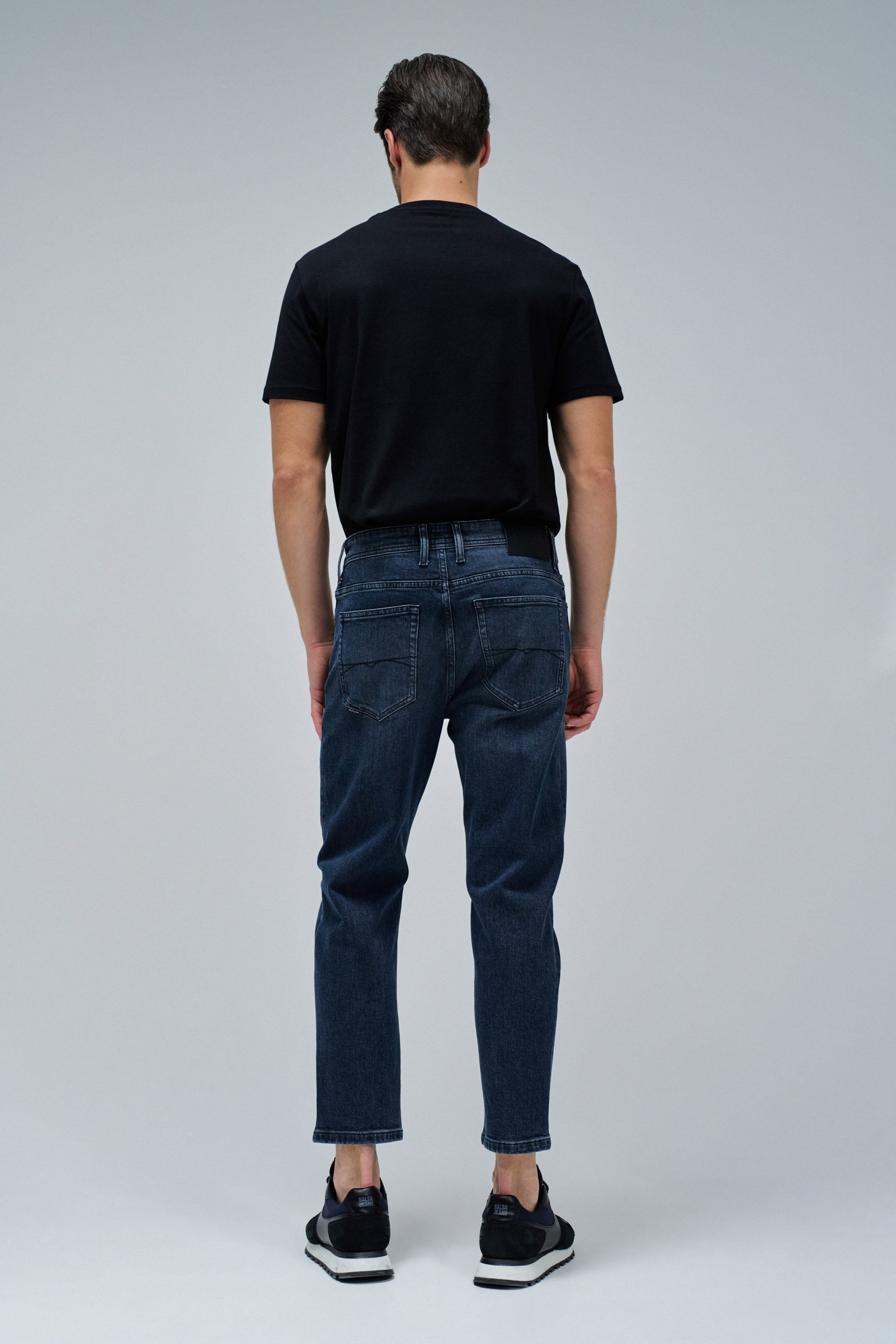 TAPERED FIT JEANS