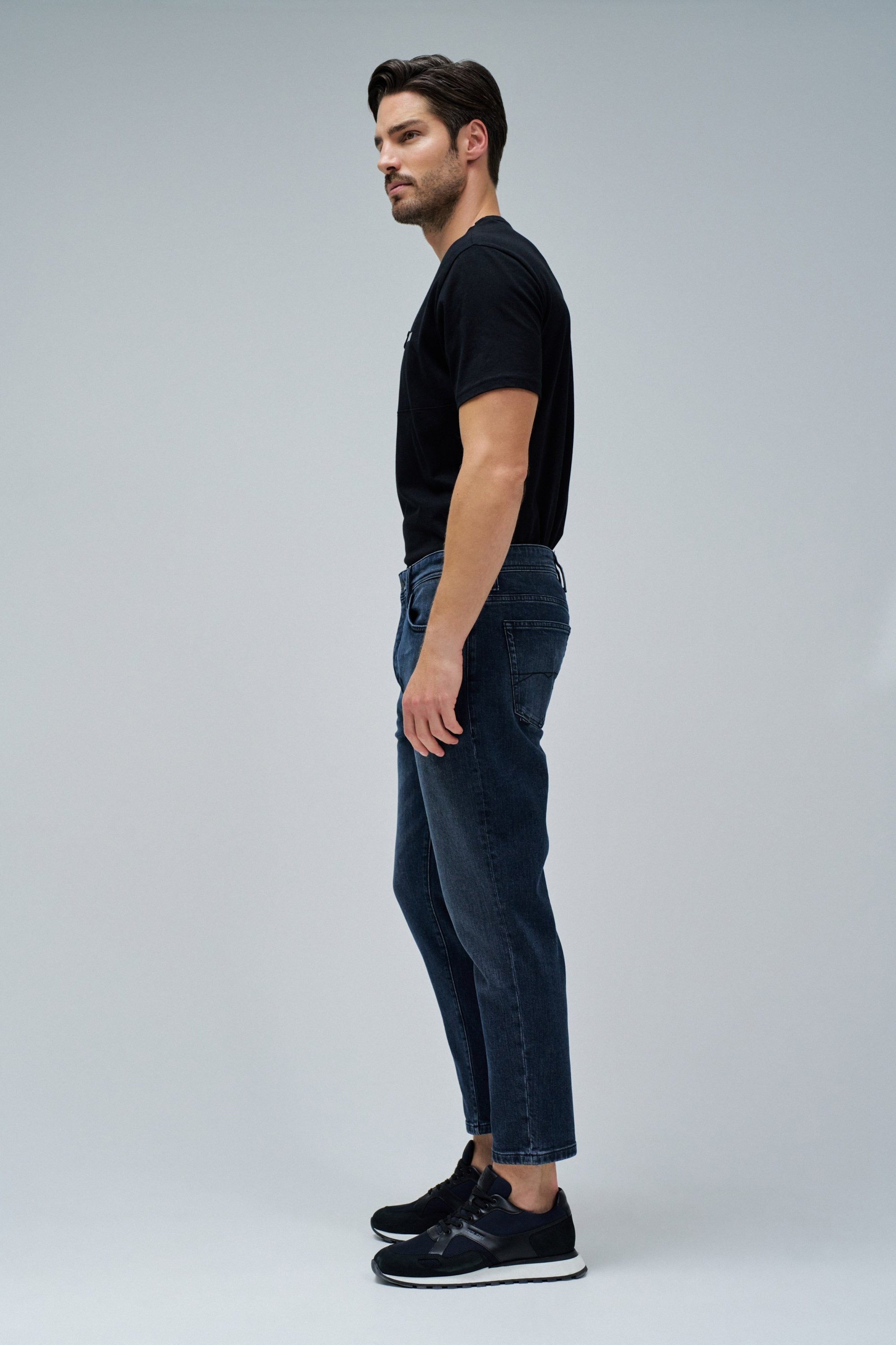 TAPERED FIT JEANS