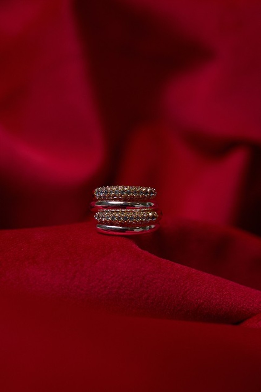 RING WITH MULTIPLE CROSSED EFFECT