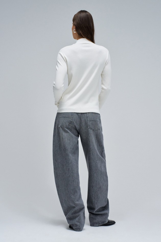 PULL EN MAILLE CÔTELÉE AVEC LOGO