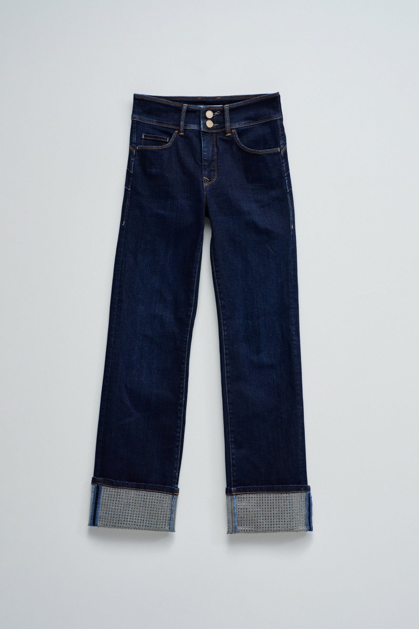 SECRET PUSH IN STRAIGHT JEANS