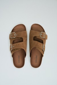 SANDALIAS DE PIEL CON HEBILLAS
