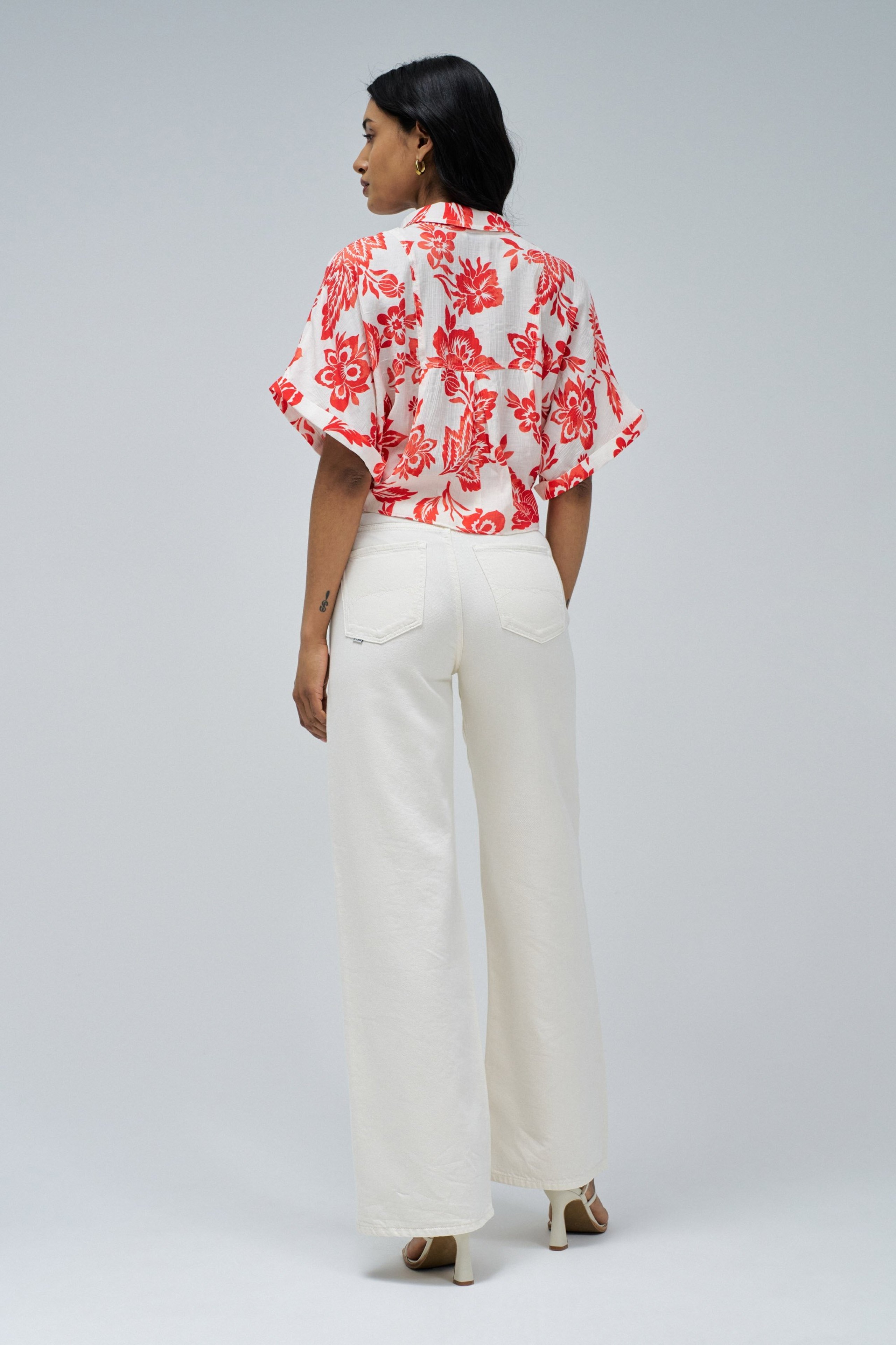 CAMISA CON LAZO EN EL DOBLADILLO