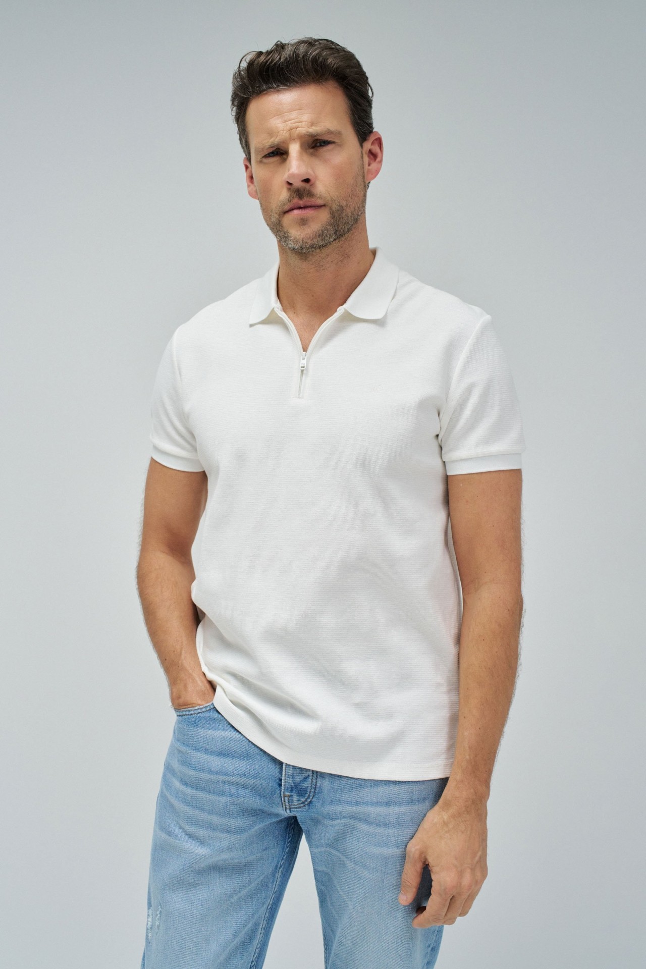 TEXTURED POLO WITH FASTENING