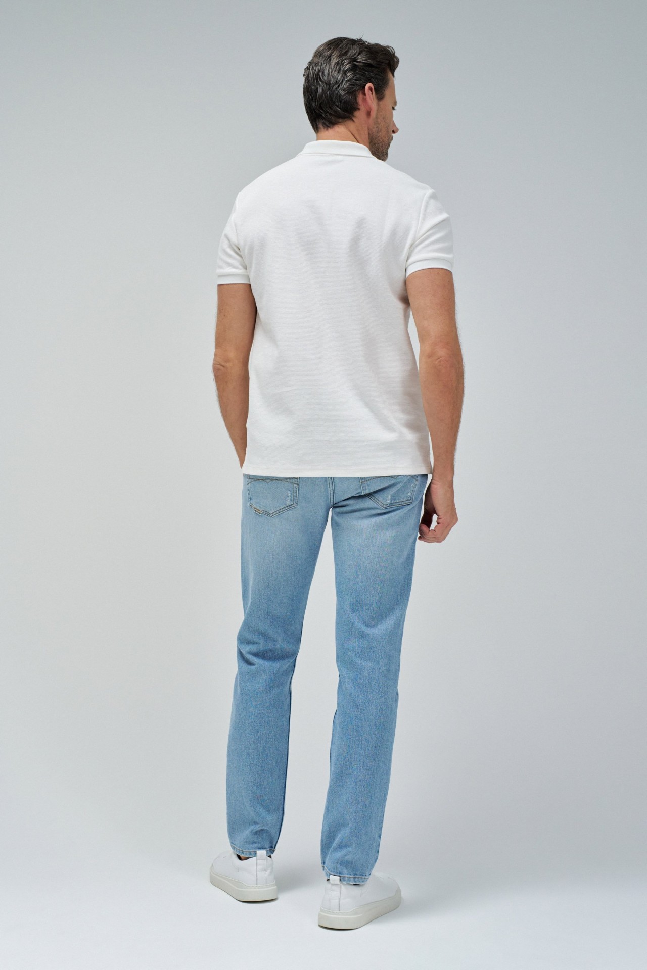 TEXTURED POLO WITH FASTENING