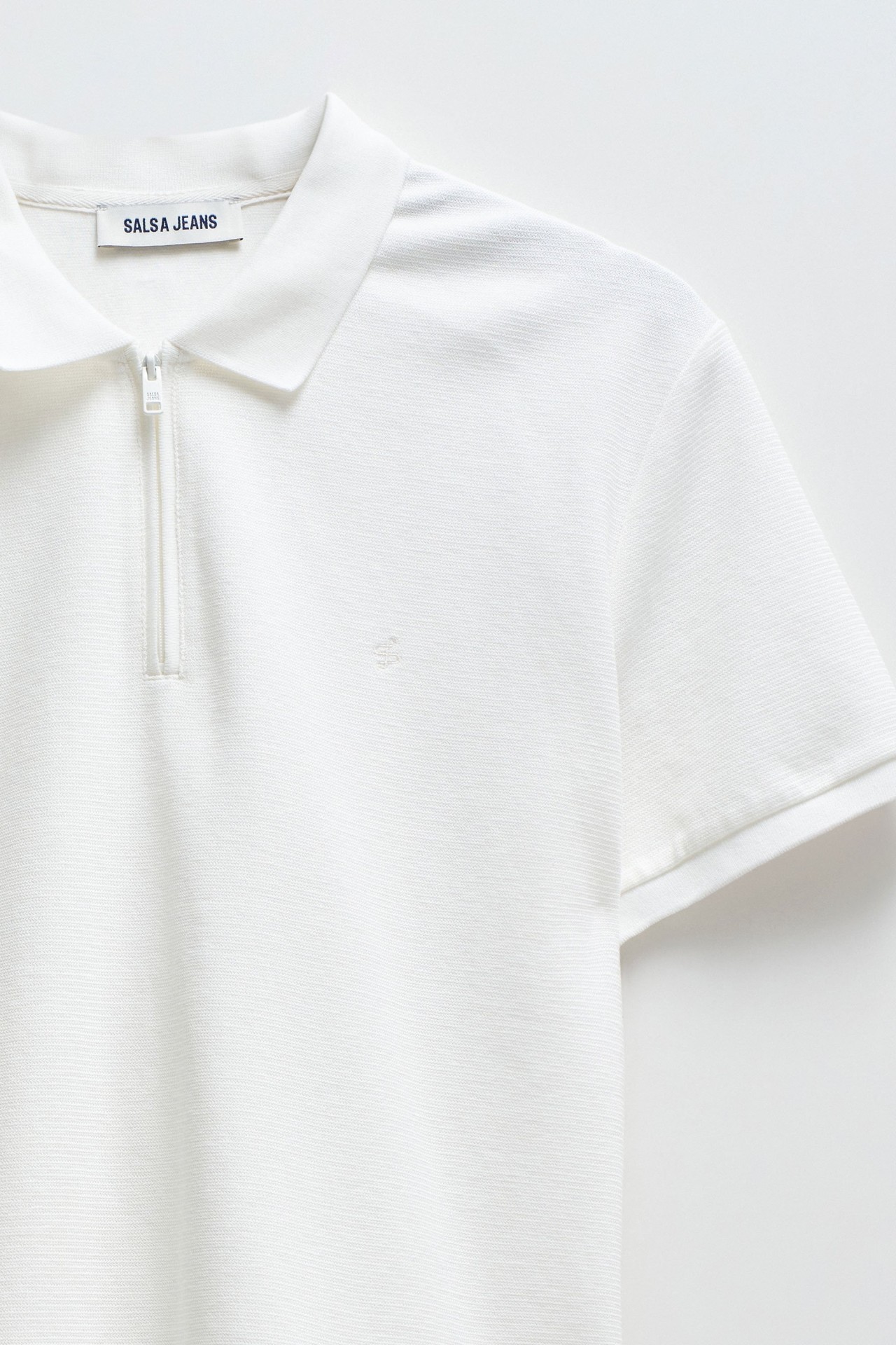 TEXTURED POLO WITH FASTENING
