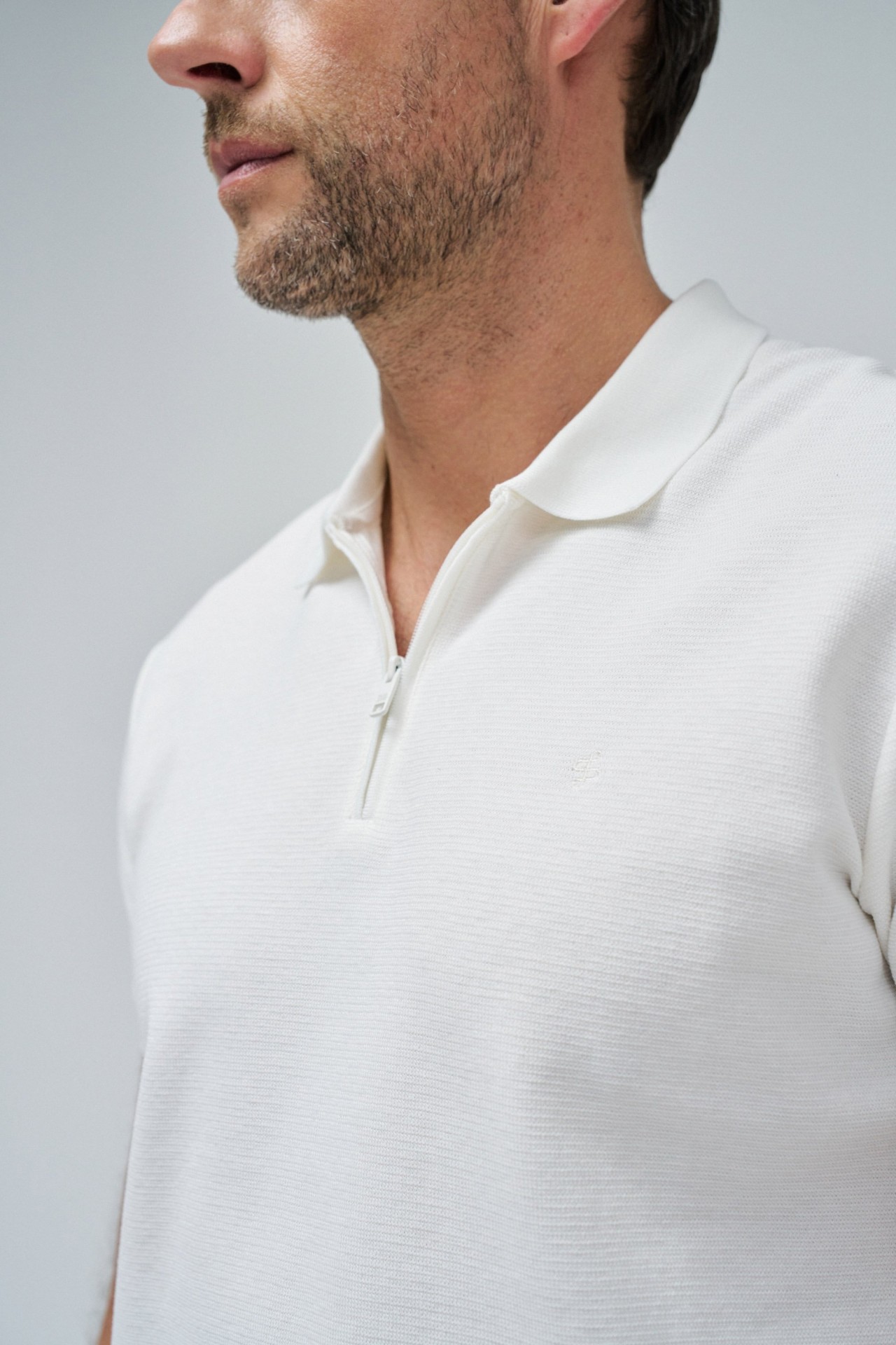TEXTURED POLO WITH FASTENING