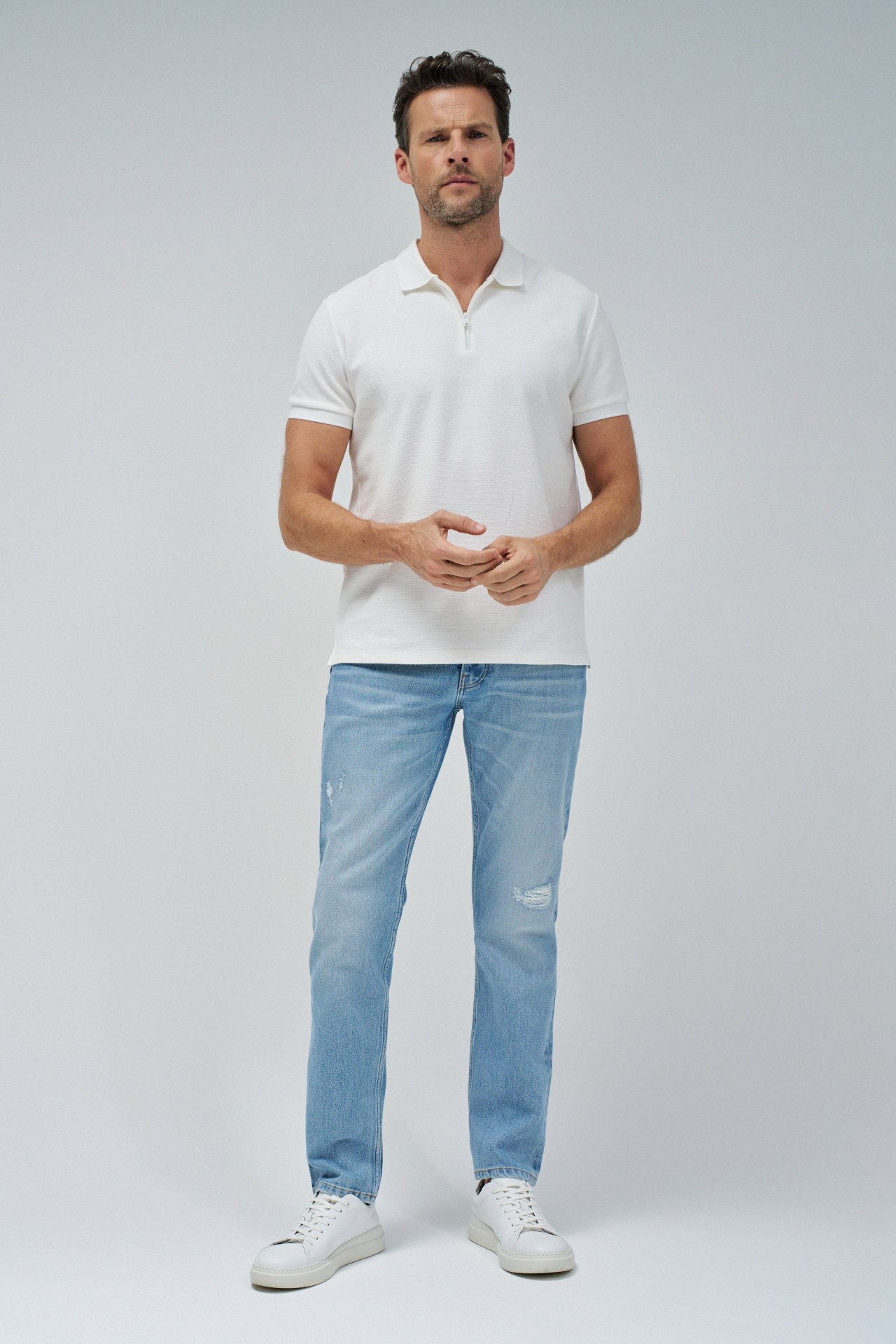 TEXTURED POLO WITH FASTENING