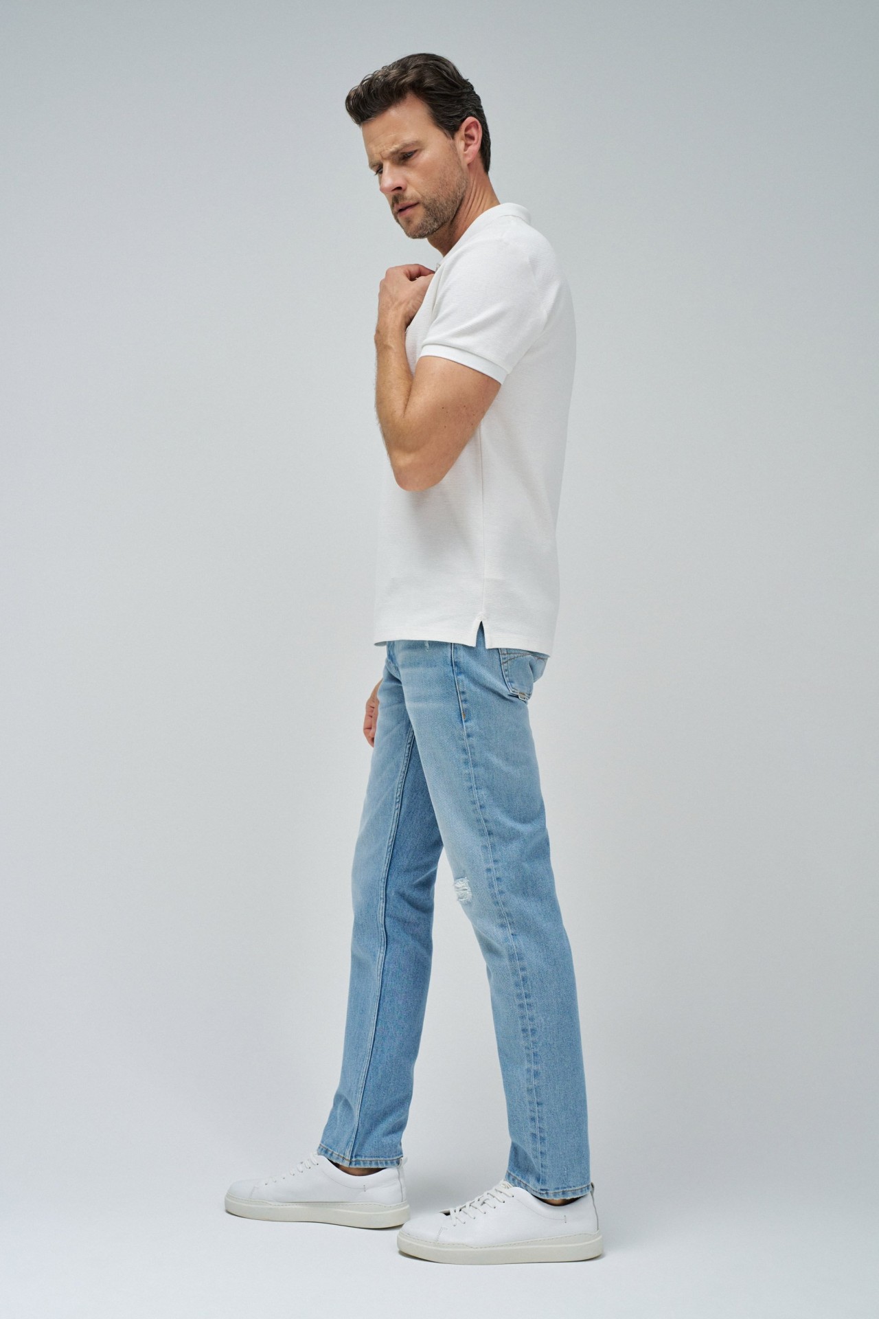 TEXTURED POLO WITH FASTENING