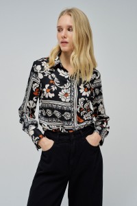 SATINBLUSE MIT KNPFEN