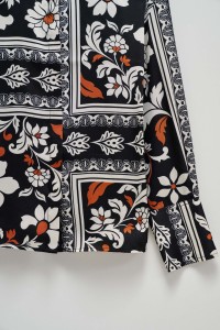 SATINBLUSE MIT KNPFEN