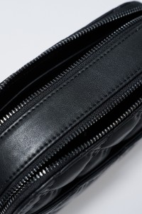 GEPOLSTERTER BEUTEL LEDEREFFEKT