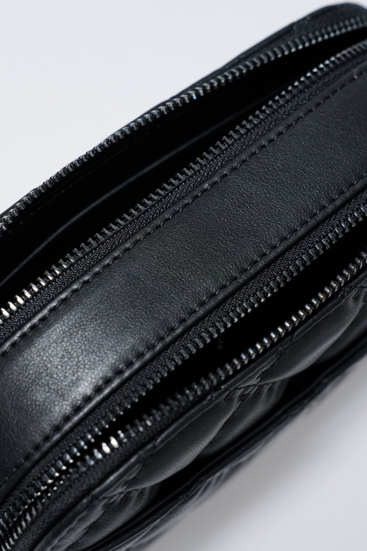 GEPOLSTERTER BEUTEL LEDEREFFEKT