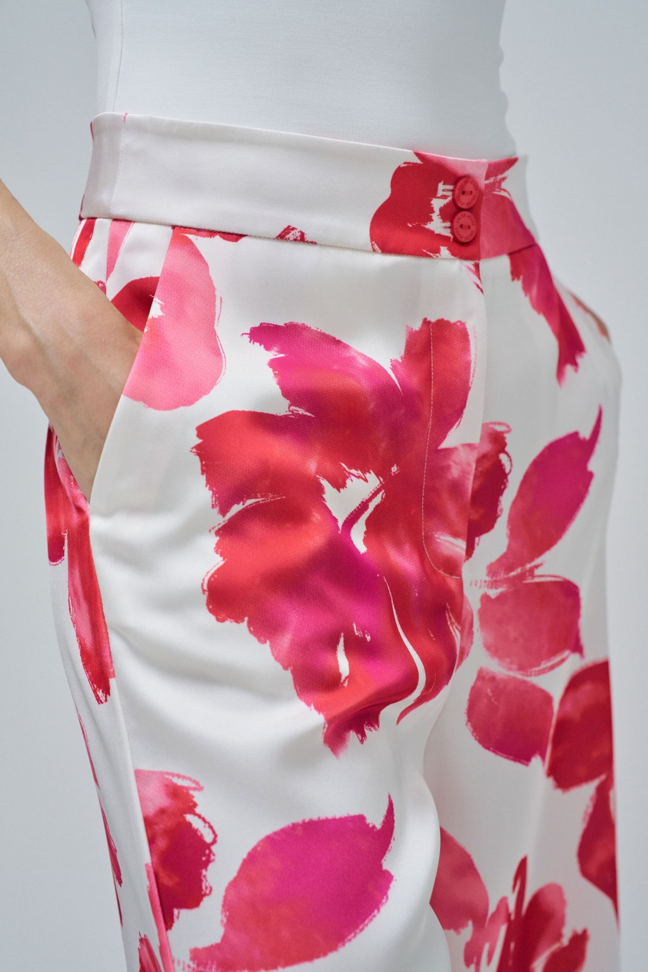 STRAIGHT WITH FLORAL PRINT TROUSERS