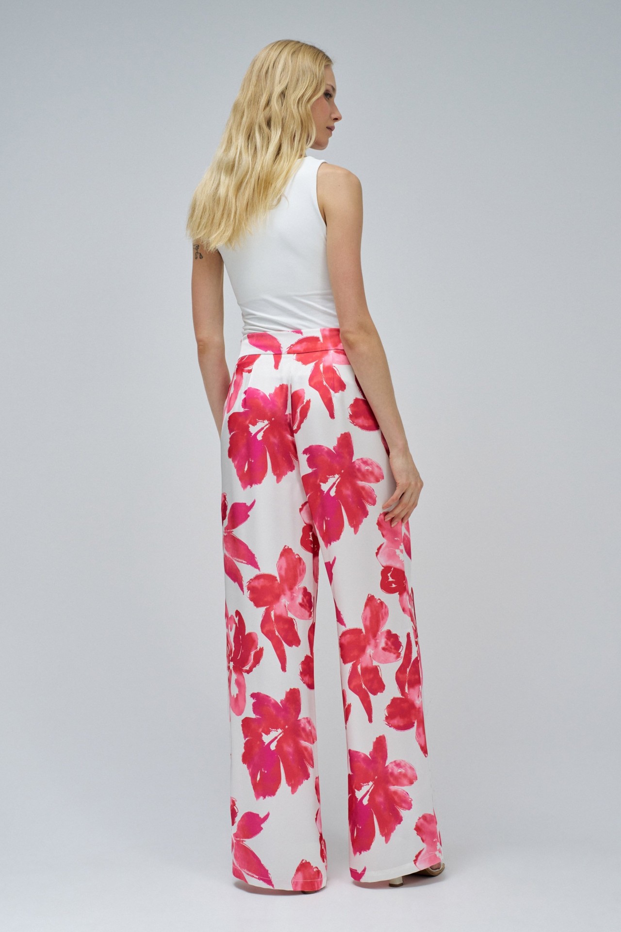 STRAIGHT WITH FLORAL PRINT TROUSERS