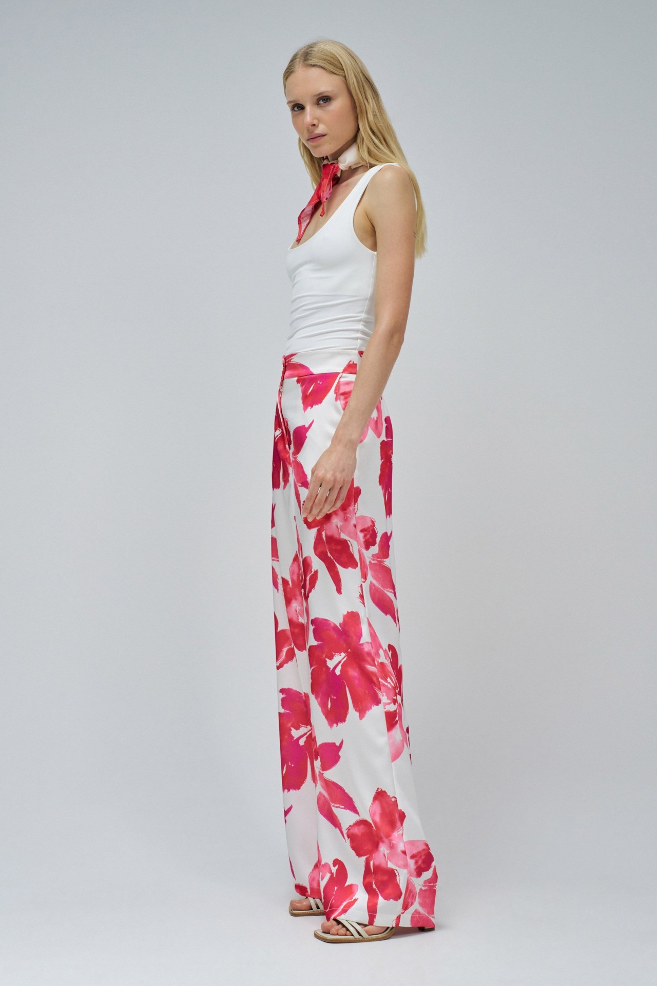STRAIGHT WITH FLORAL PRINT TROUSERS