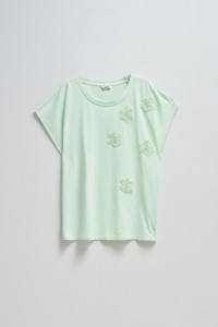 T-SHIRT MIT BLUMENAPPLIKATIONEN T-SHIRT MIT BLUMENAPPLIKATIONEN