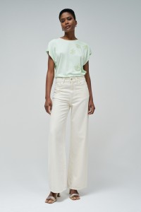 T-SHIRT MIT BLUMENAPPLIKATIONEN T-SHIRT MIT BLUMENAPPLIKATIONEN