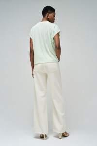 T-SHIRT MIT BLUMENAPPLIKATIONEN T-SHIRT MIT BLUMENAPPLIKATIONEN