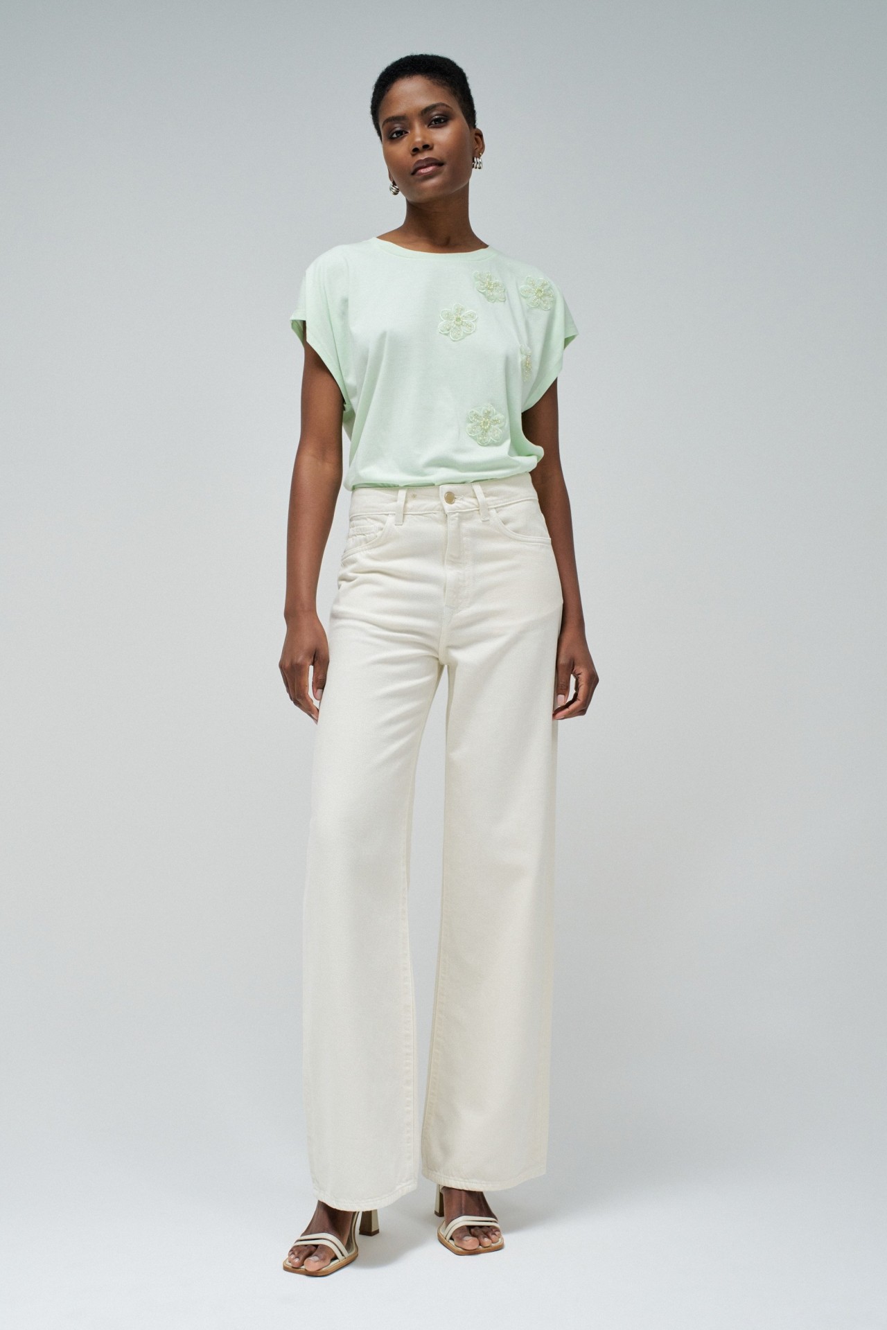 T-SHIRT MIT BLUMENAPPLIKATIONEN