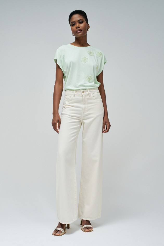 T-SHIRT WITH FLOWER APPLIQUÉS