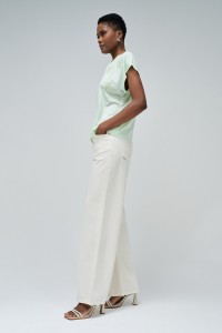 T-SHIRT MIT BLUMENAPPLIKATIONEN T-SHIRT MIT BLUMENAPPLIKATIONEN