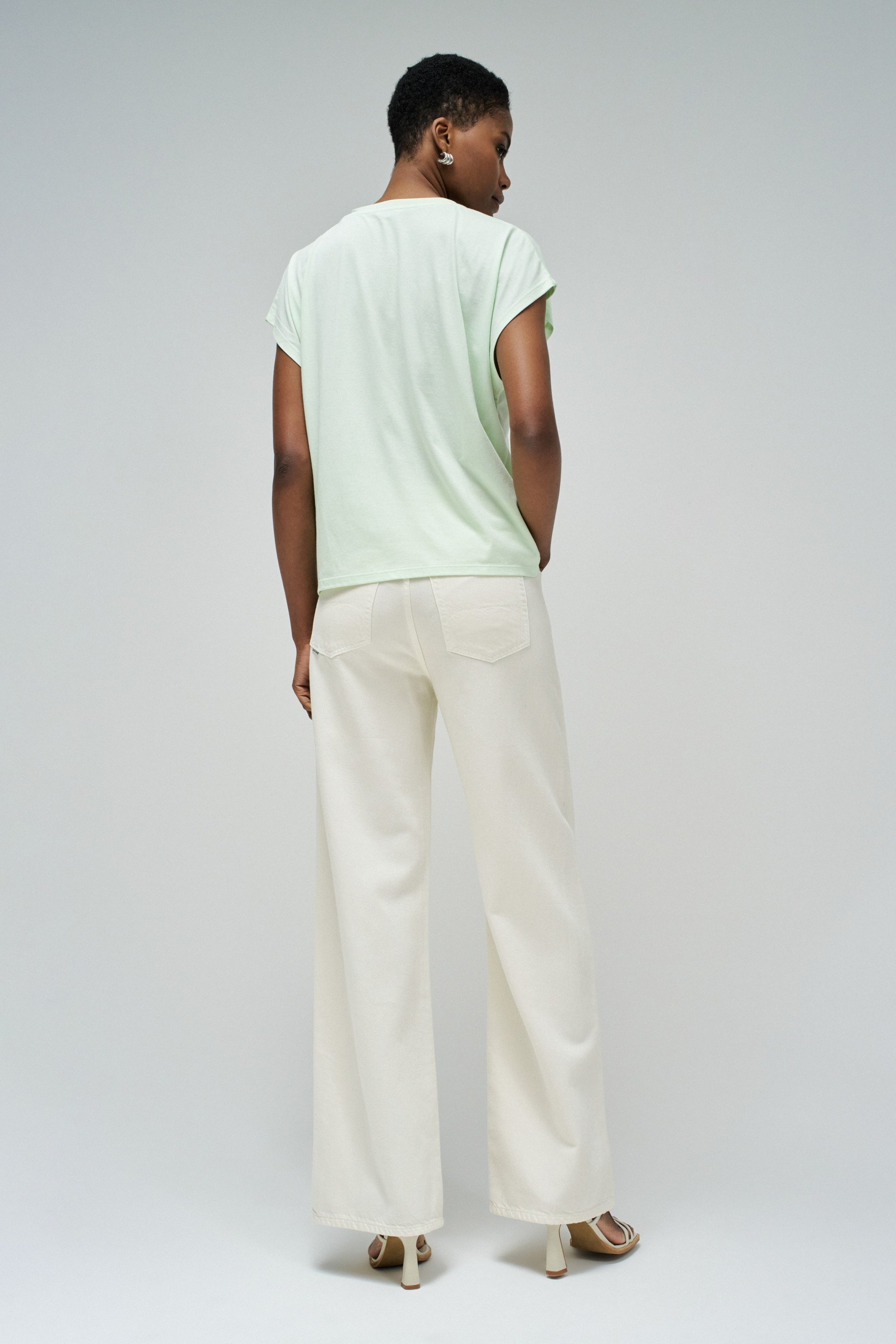 T-SHIRT MIT BLUMENAPPLIKATIONEN