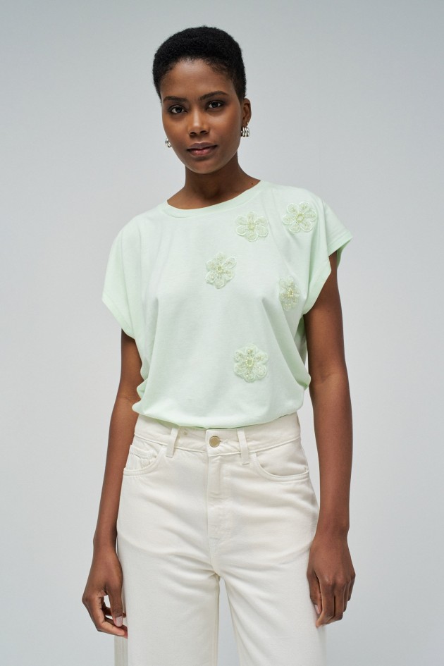 T-SHIRT WITH FLOWER APPLIQUS