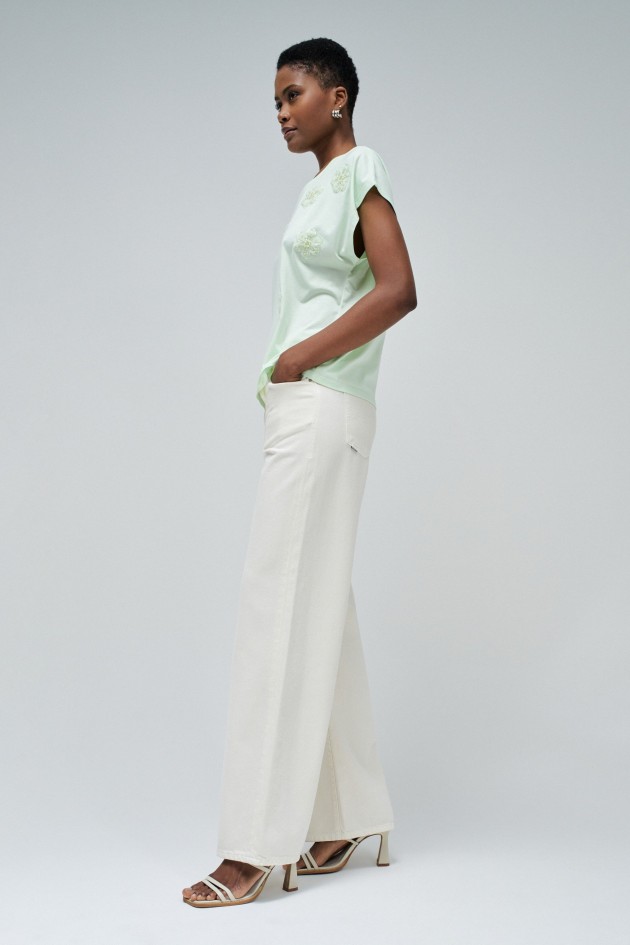 T-SHIRT WITH FLOWER APPLIQUÉS