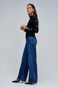 CAMISOLA DE MALHA COM BOTES DOURADOS